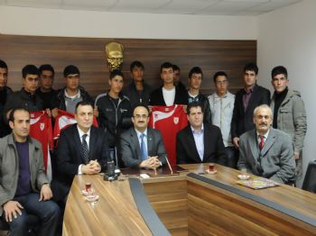 Depremde Okulları Hasar Gören 15 Erçişli Öğrenci Okumak İçin Samsun'a Geldi