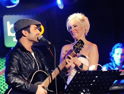 CEM ÖZER - Ömür Gedik'in konserine ünlü akını