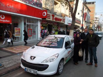 Üniversiteli Öğrenci Son Model Otomobilini Teslim Aldı