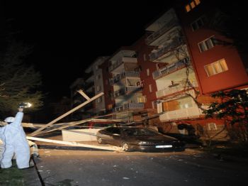 KEMAL KARADAĞ - Bursa'da Lodos Çatıları Uçurdu, Ağaçları Devirdi