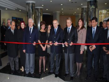 SÜLEYMAN OĞUZ - Gülsüm Uzer İlk Kişisel Sergisini Törenle Açtı