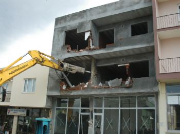 İSABEY - Yıldırım Belediyesi, 6 Kaçak Binayı Yaktı