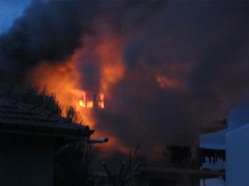 UGANDA - Antalya'da, Dört Katlı Bir Apartmanın Son Katında Çıkan Yangın Söndürüldü