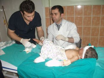 Çadır Yangınında Yaralanan Anne ve Kızı Diyarbakır'da Tedavi Altına Alındı