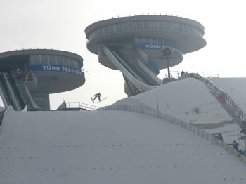 Erzurum'da Uluslararası Kayaklı Atlama Yarışları Başladı
