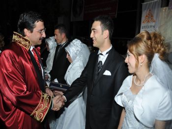 Keçiören'de 5 Bin Çift Evlenmek İçin Nikah Masasına Oturdu