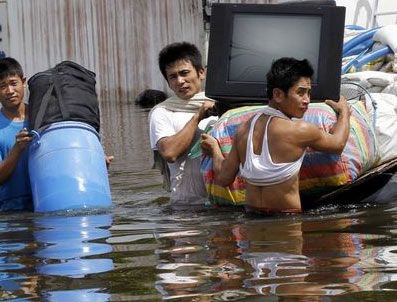 Muson yağmuru 1400 can aldı