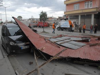 İDRİS YILDIZ - Samsun'da Şiddetli Rüzgar Çatı Uçurdu