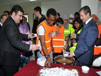 UGANDA - Şefkat Mağazası 42 Ülkeden Gelen Öğrencilere Aşure Dağıttı