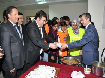 UGANDA - Şefkat Mağazası Yabancı Ülkeden Gelen Öğrencilere Aşure İkramı Yaptı