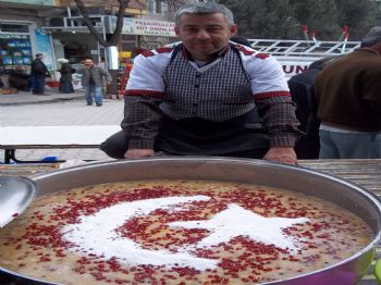 Türk Bayraklı Aşure Dikkat Çekti