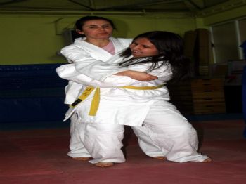 VEDAT YıLMAZ - Uşak’taki Görme Engelli Gençler Judo Öğreniyor