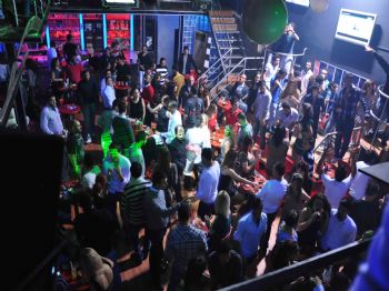 BERNA ÖZTÜRK - Berna Öztürk Çaldı Kuşadası Oynadı