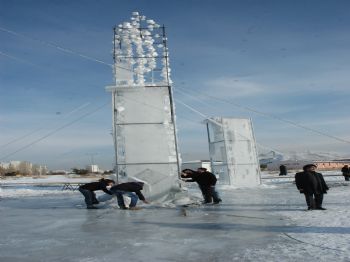 MEHMET KAVUKÇU - Erzurum'da Soğuk ve Suyun Bütünleşmesiyle Buzdan Sanat Eseri