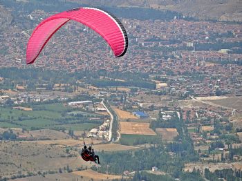 MEHMET ÜNLÜ - Turhal Kaymakamı Ünlü, Yamaç Paraşütü Çalışmalarını Yerinde İnceledi