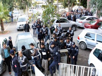 Uyuşturucu Operasyonunda Yakalanan 49 Kişi Adliyeye Sevk Edildi