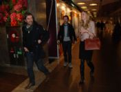 Wilma Elles (Carolin) yanında bulunan iki bey kafaları karıştırdı