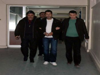 AHMET ÖZCAN - Arkadaşını Bıçaklayıp 30 Bin Tl'sini Gasp Eden Zanlı Kaza Yapınca Yakalandı