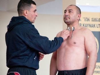 Manyetik Adam 50 Kaşığı Vücudunda Tuttu, Guinness’e Aday Oldu