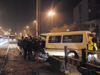 Minibüs, Tramvayın Elektrik Direğine Çarptı: 5 Yaralı