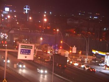 Tır'ın Dorsesi Köprüde Asılı Kaldı