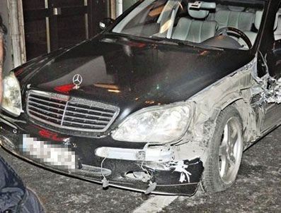 Ünlü oyuncu otomobiliyle kaza yaptı