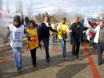 YAMAN DEDE - Salihli'de Çalışanlardan Halaylı Grev