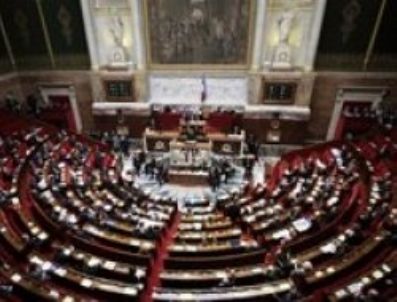 LE FIGARO - 38 aptal elin arkasında Sarkozy var