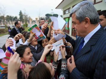 Başkan Karaosmanoğlu, Bilgi Evi'nde İmza Dağıttı