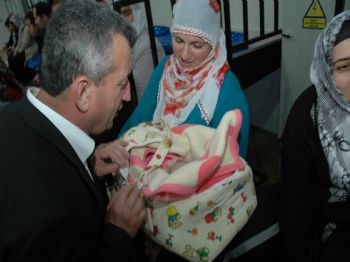 TAHIR ŞAHIN - Başkan Şahin Depremzedeleri Bağrına Bastı