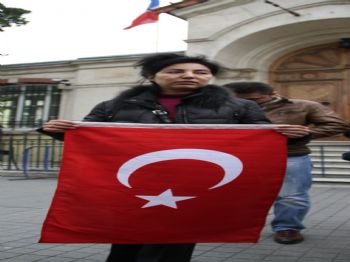 Fransa Konsolosluğu Önünde Tek Kişilik Eylem