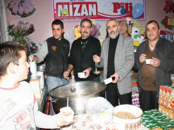 Halkmar Aşure Dağıttı