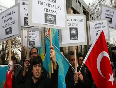 Paris'te Türkler protestolara başladı