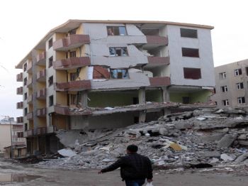 Van'da Hasarlı Binalar Tehlike Saçıyor