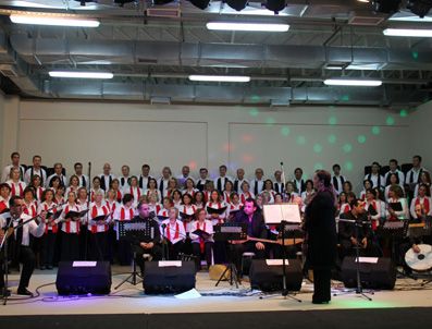 AKKALE - Belkız Akkale 150 kişilik koroyu yönetiyor