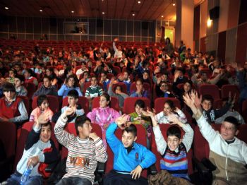 ANTALYA DEVLET TIYATROSU - Depremzede Öğrenciler Tiyatroda