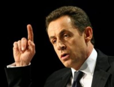Fransız senatör Sarkozy'yi uyardı