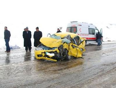 Tır otomobili biçti: 5 ölü 4 yaralı