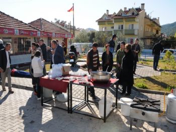 MUHAMMET ÜNLÜ - Armutalan Belediyesi Aşure Dağıttı