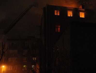 SADRİ ALIŞIK - Beyoğlu'nda Korkutan Yangın