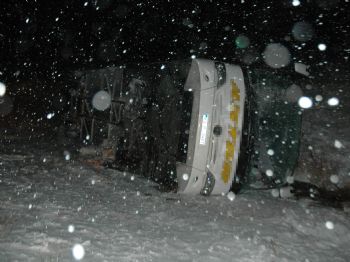 Kar ve Tipi Otobüsü Yoldan Çıkardı 20 Kişi Yaralandı