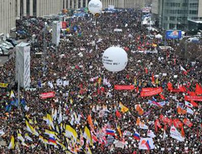 MİKHAİL GORBACHEV - Moskova'da 10 binlerce kişi sokakta