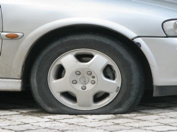 Turgutlu'da 52 Otomobilin Lastikleri Patlatıldı