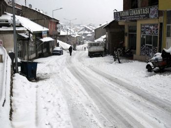 Kar Yağışı 5 Köy Yolunu Ulaşıma Kapadı
