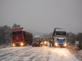YAKUPLAR - Kar Yağışı Sürücüleri Zor Durumda Bıraktı