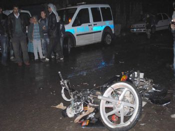 AHMET ARİF - Otomobil İle Motosiklet Çarpıştı