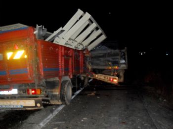 Demir Yüklü Kamyon Tır'a Çarptı: 1 Yaralı