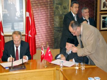 HALIL MAZıCıOĞLU - Okul Yapımı İçin 1 Milyon Dolar Nakdi Yardım