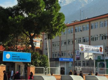 Şehitler İlköğretim Okulu'nun Hazırladığı Pankarta Büyük İlgi