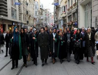 CÜNEYT SARıYAŞAR - Avukatlardan İstanbul Barosu'na 'başörtüsü' Protestosu
